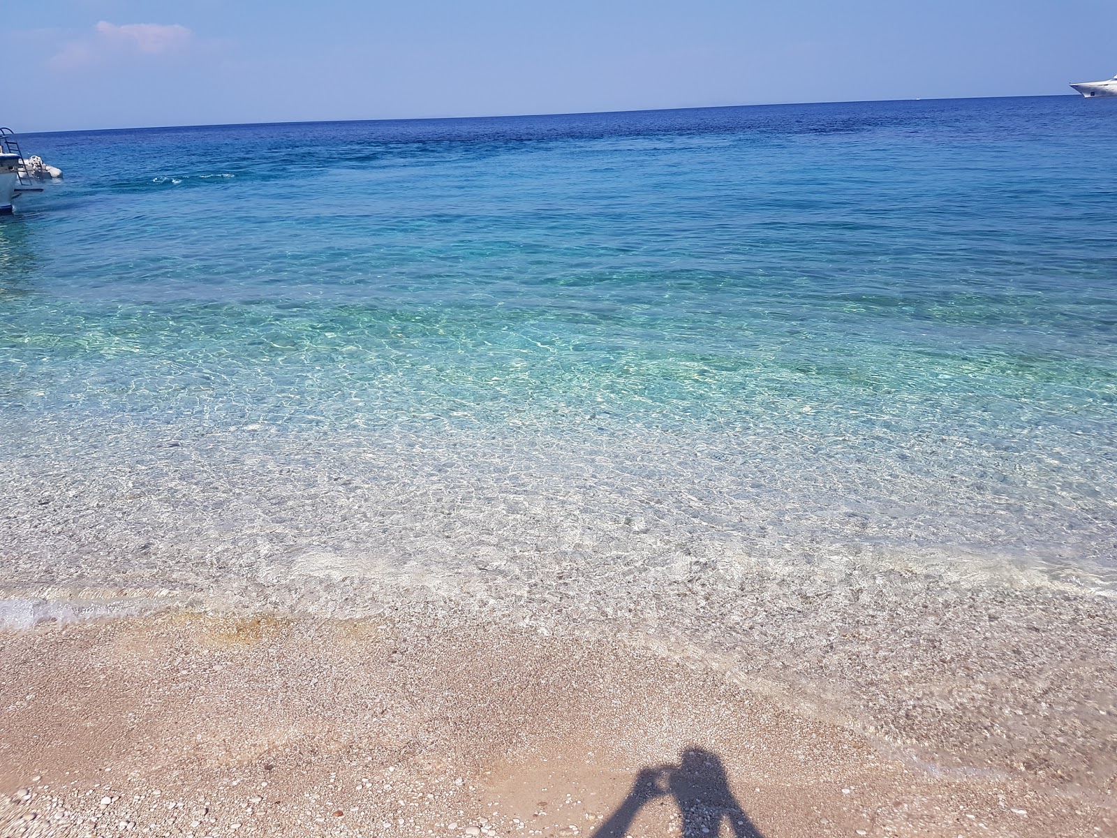 Fotografija Plaža Koutsoupia z turkizna čista voda površino