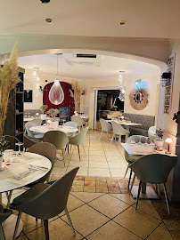 Atmosphère du Restaurant de spécialités provençales L'Amirauté - Bar - Restaurant Saintes-Maries-de-la-Mer - n°13