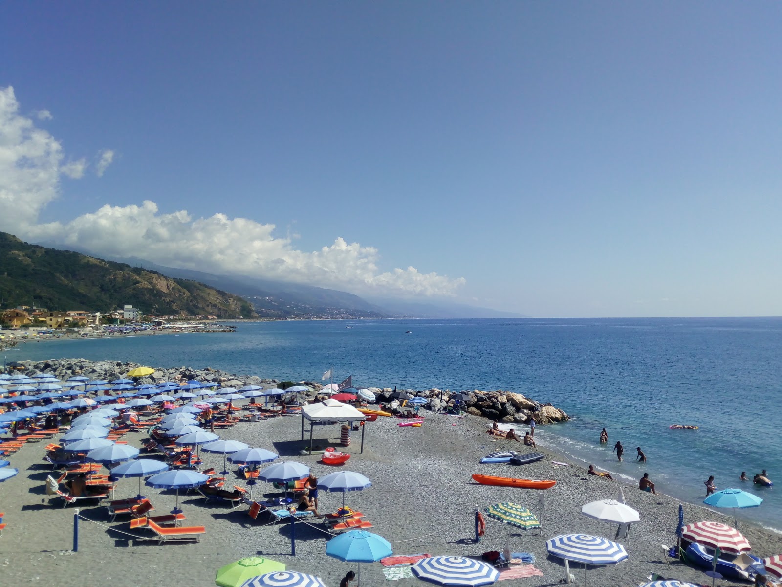 Foto von Marina beach mit feiner grauer kies Oberfläche