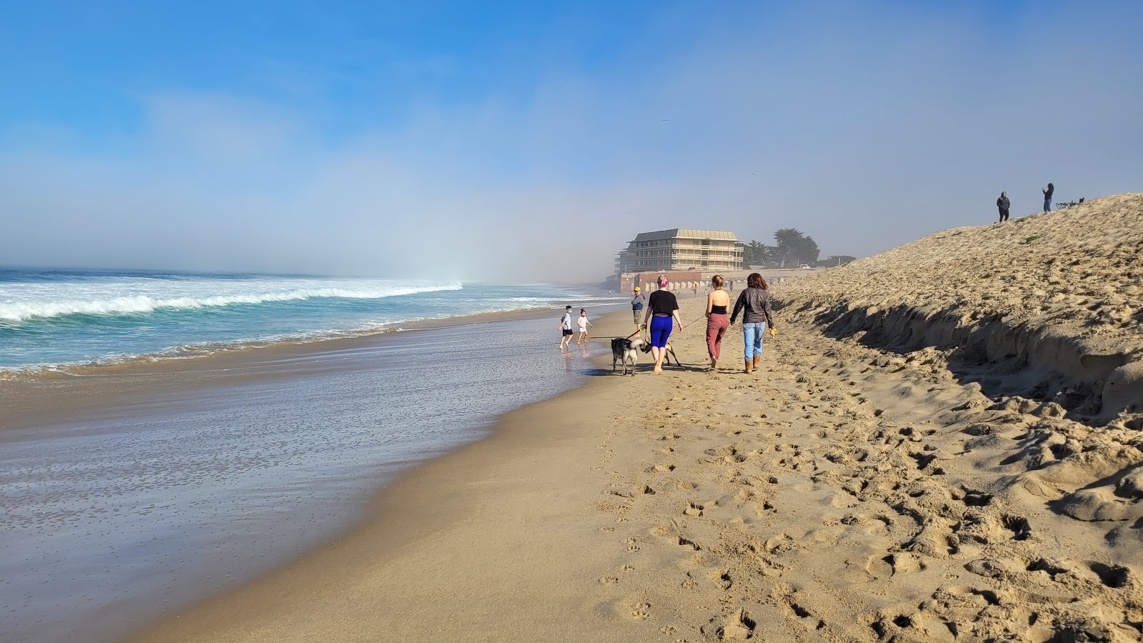 Monterey beach的照片 带有碧绿色纯水表面