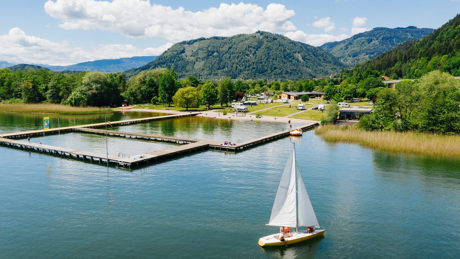 Fotografie cu Seebad Ossiacher See cu o suprafață de pietricel alb fin