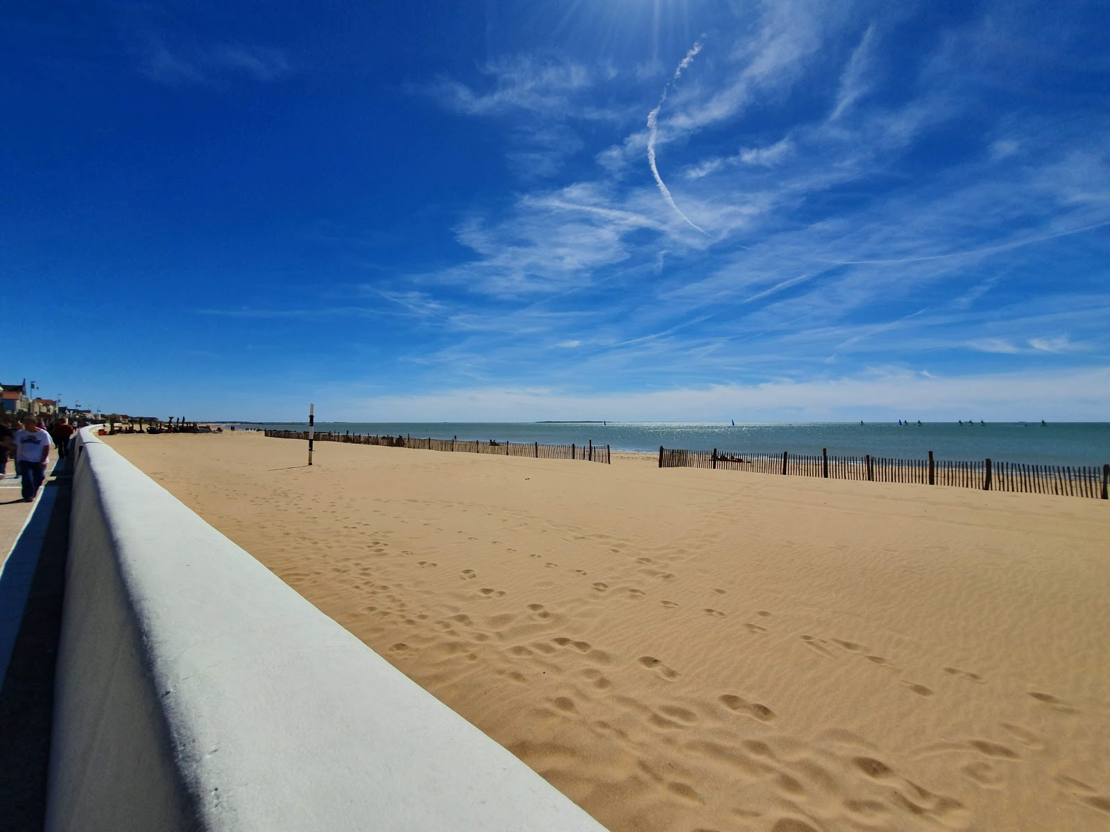 Fotografija Plage de Chatelaillon z svetel pesek površino