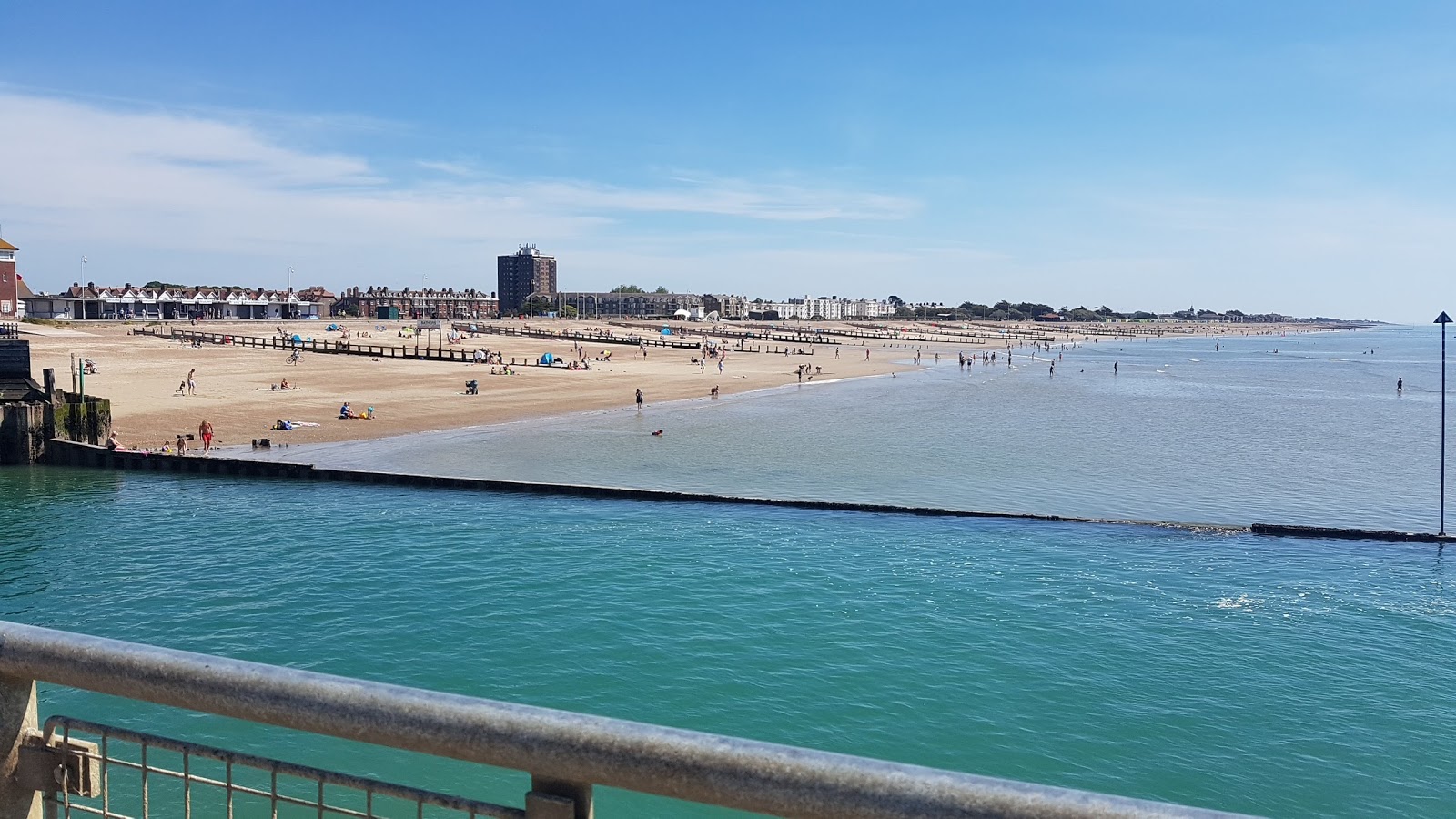 Zdjęcie East Beach Littlehampton z powierzchnią beżowy piasek i kamienie