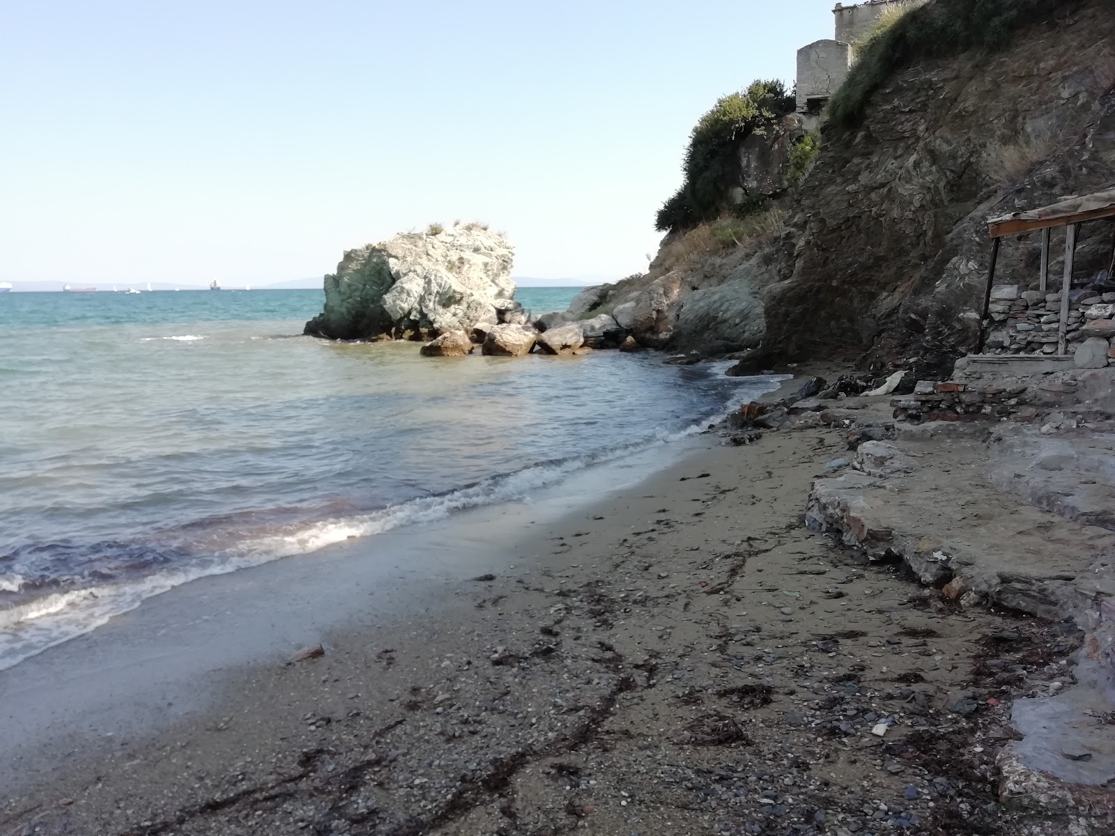 Foto de Lighthouse beach com areia marrom e pedras superfície