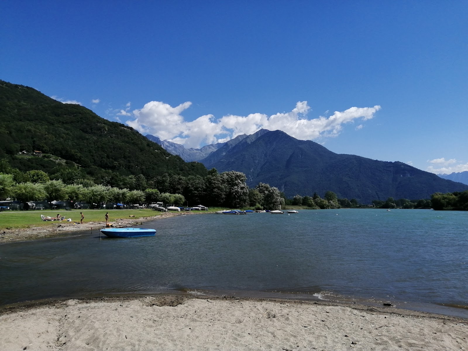 Foto van Spiaggia di Sorico met blauw water oppervlakte