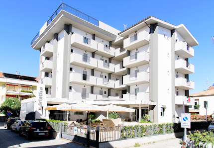 Hotel Adriatico Via Calabria, 20, 64011 Alba Adriatica TE, Italia