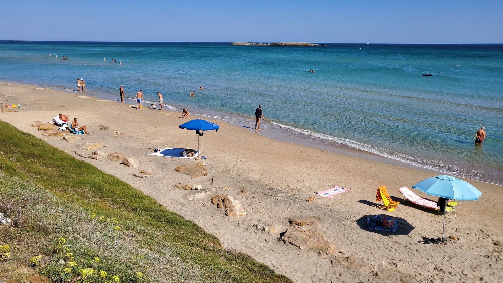 Foto di Posticeddu beach con una superficie del sabbia beige