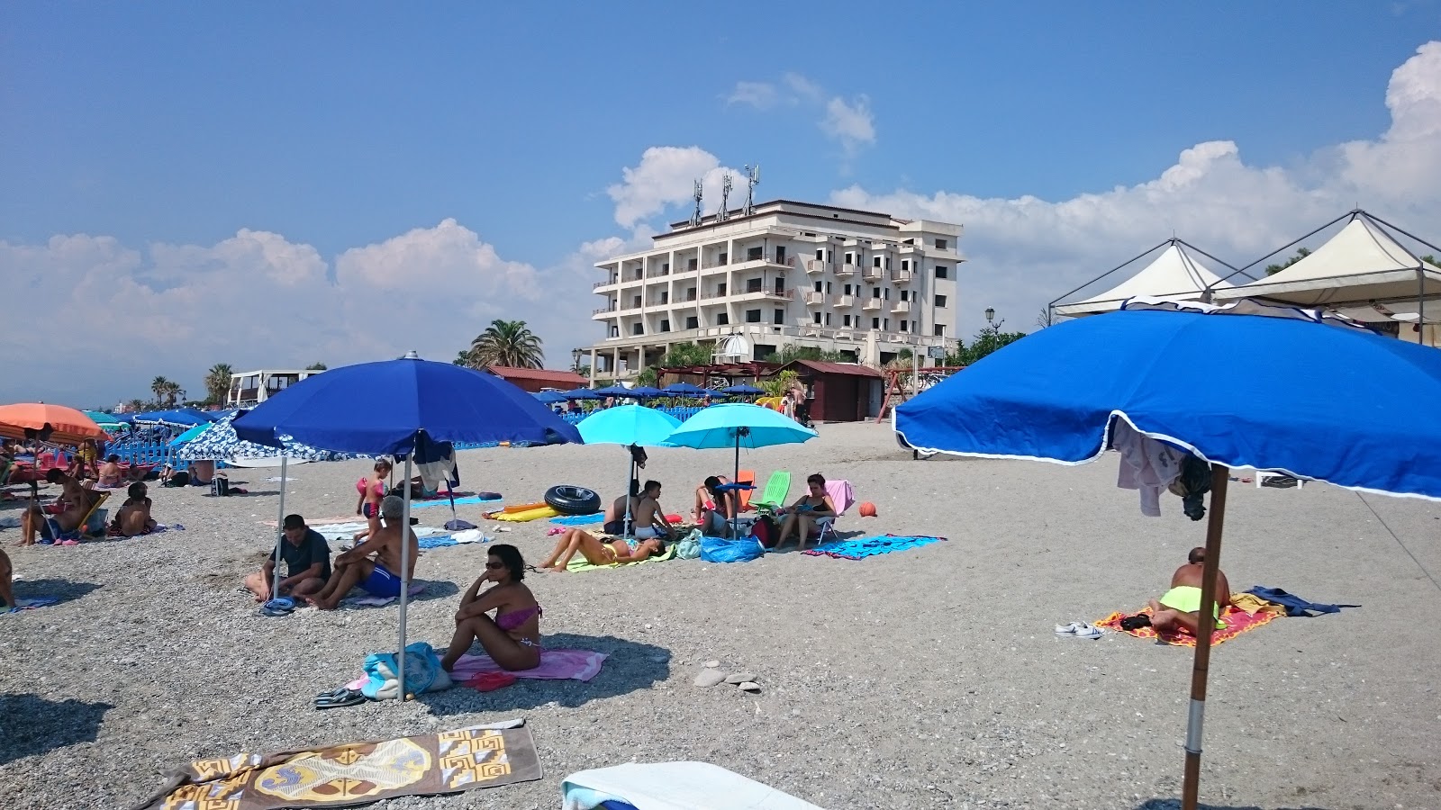 Foto di Siderno beach con parzialmente pulito livello di pulizia