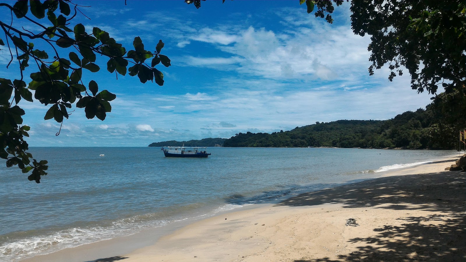 Photo de Ombak Damai Beach entouré de montagnes