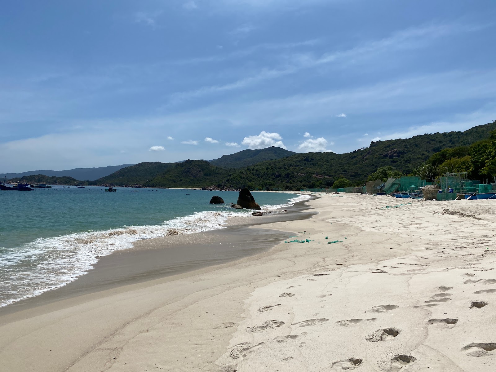 Foto de Cam Ranh Beach com água cristalina superfície