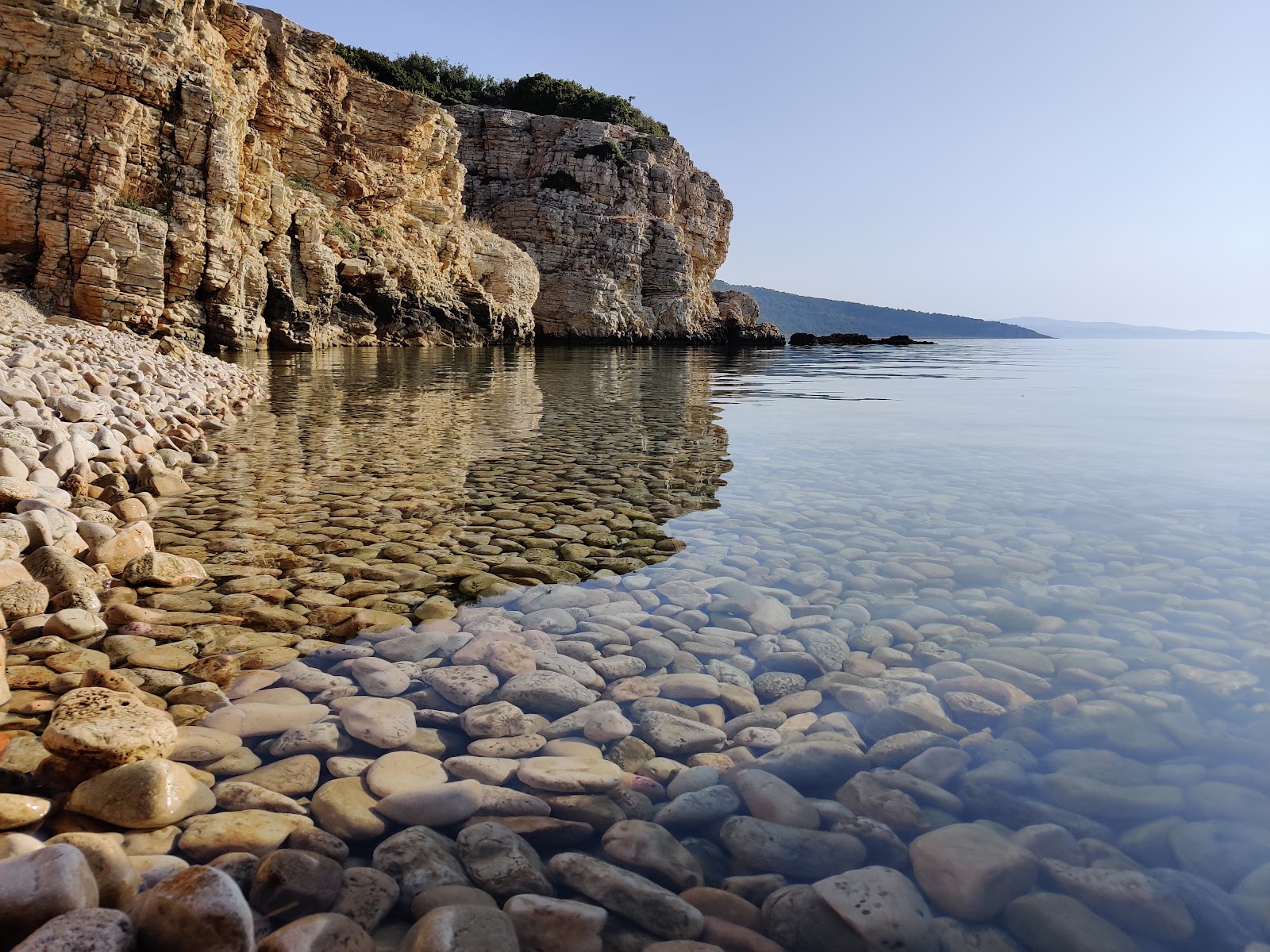 Gizli Koy Ibrice'in fotoğrafı dağlarla çevrili