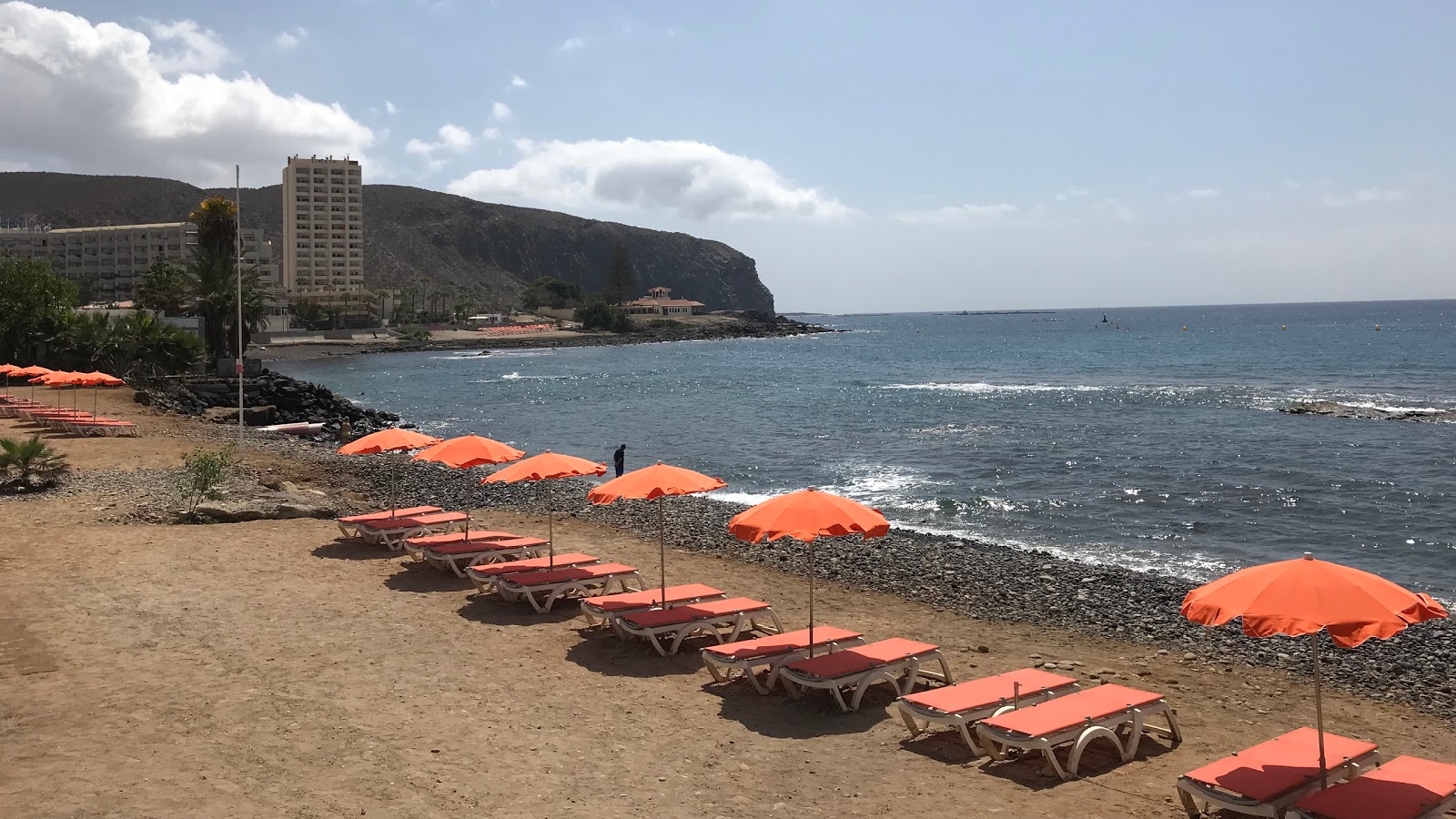 Foto von Playa De Los Tarajales mit grauer sand & felsen Oberfläche