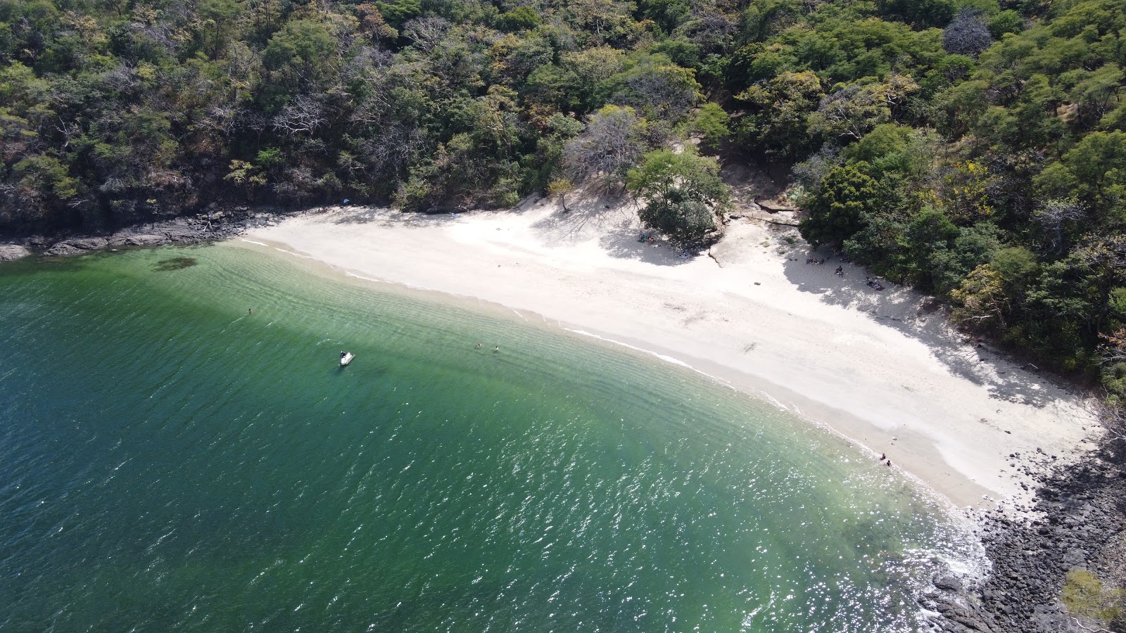 Foto van Calzon de Pobre beach ondersteund door kliffen