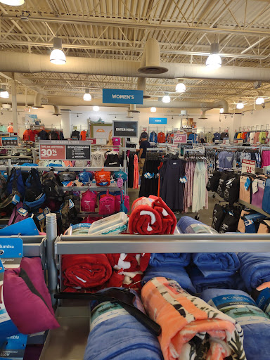 Sportswear Store «Columbia Sportswear Outlet Store», reviews and photos, 5885 Gulf Fwy #301, Texas City, TX 77591, USA