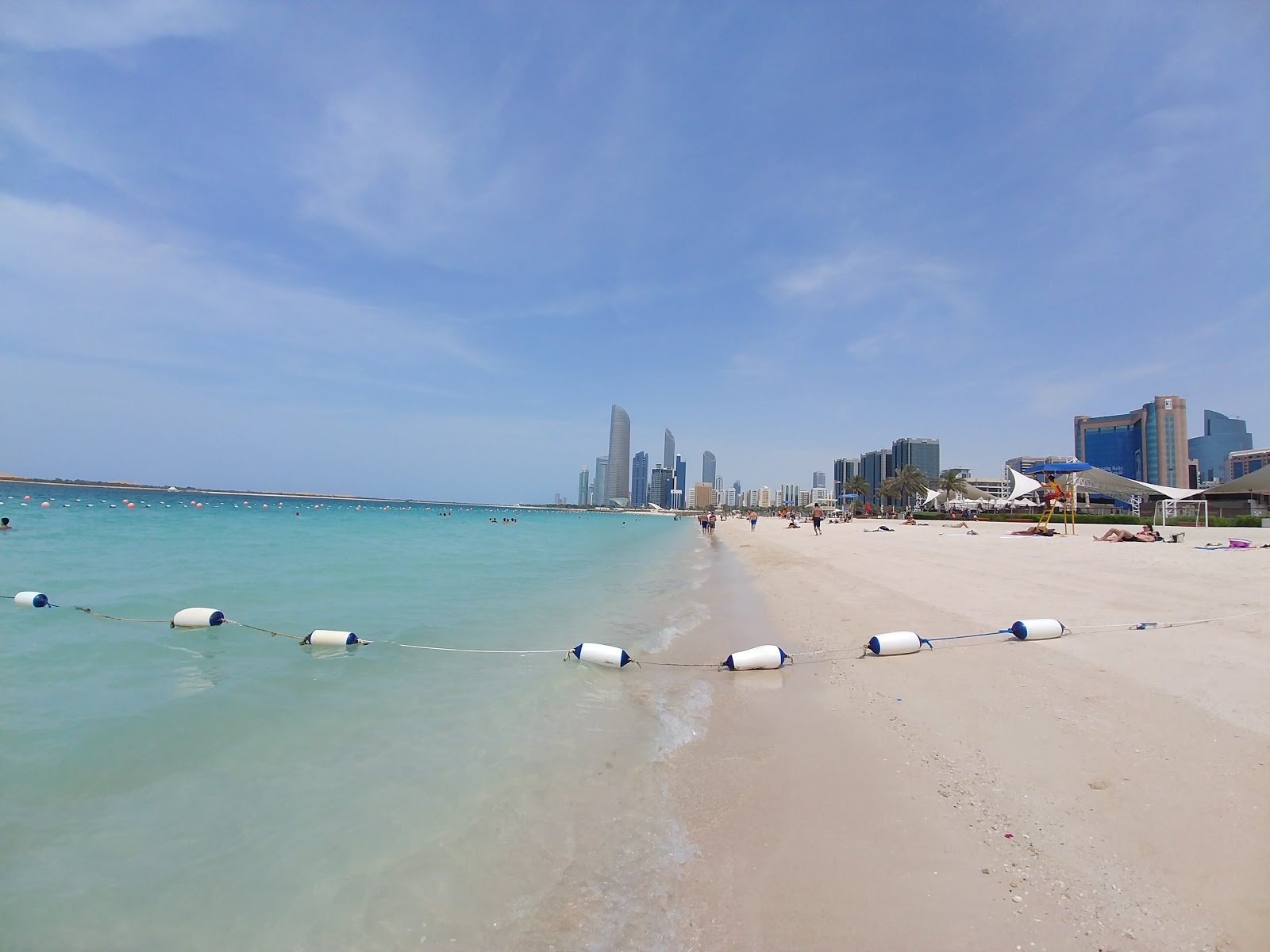 Corniche beach'in fotoğrafı geniş plaj ile birlikte