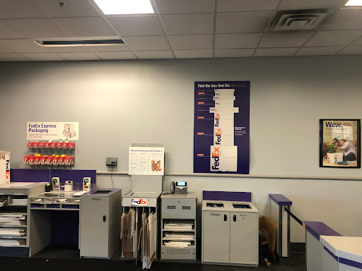 Shipping and Mailing Service «FedEx Ship Center», reviews and photos, 2275 Walnut St, Roseville, MN 55113, USA