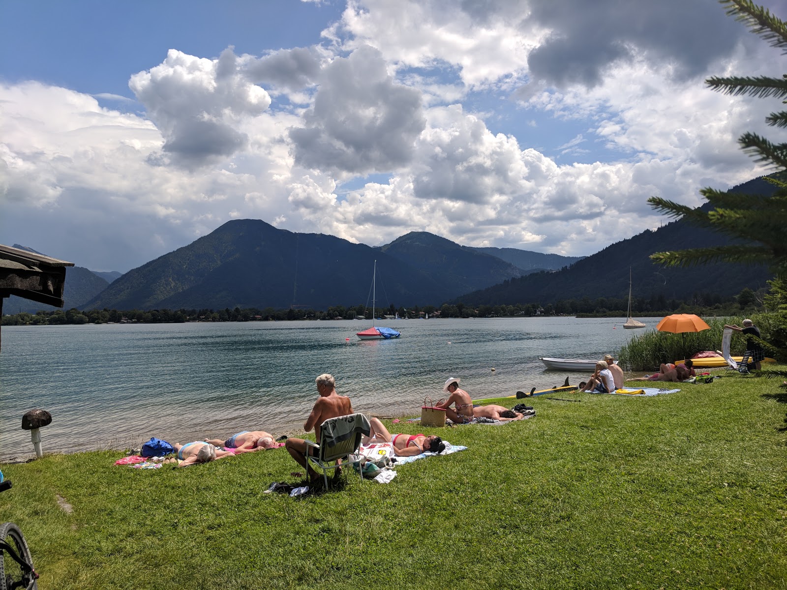 Foto von Gemeindestrand Bad Wiessee mit graue kiesel Oberfläche