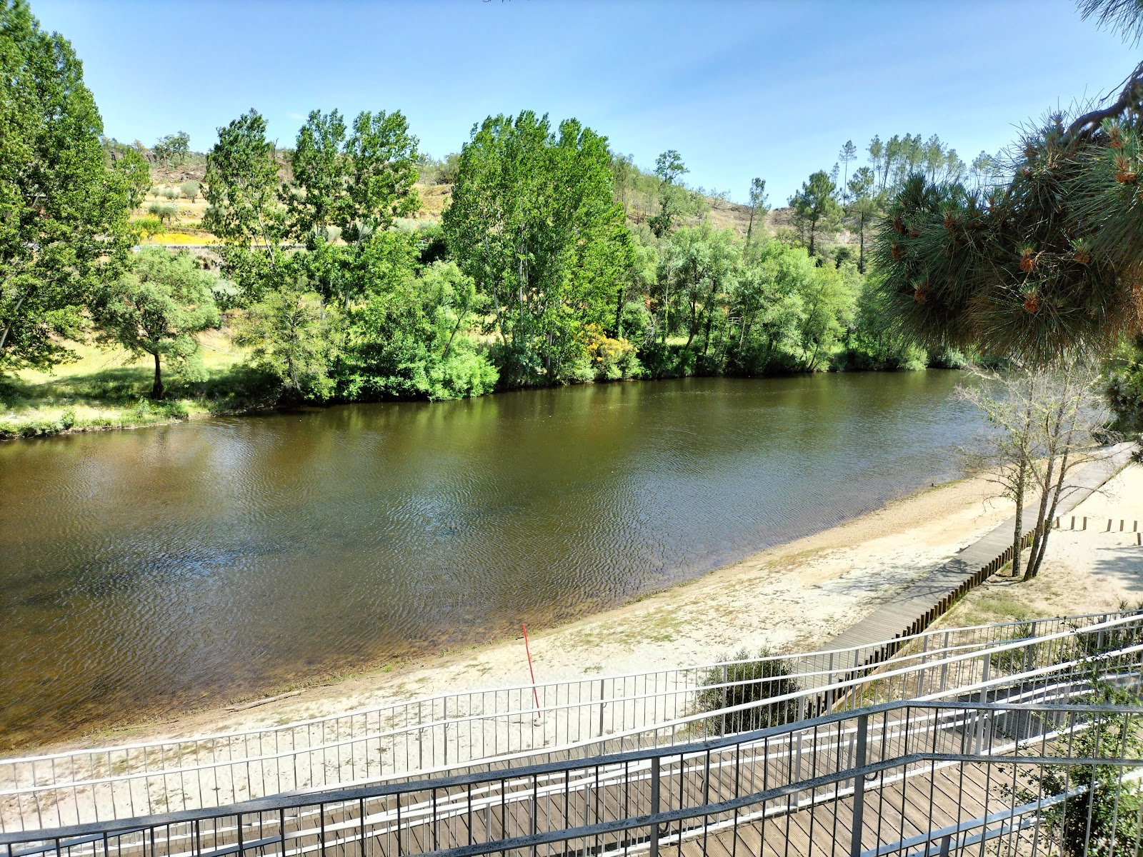 Praia Fluvial de Rabacal'in fotoğrafı uçurumlarla desteklenmiş