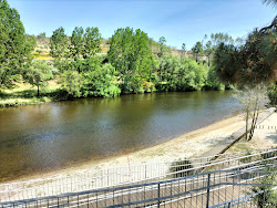 Praia Fluvial de Rabacal'in fotoğrafı uçurumlarla desteklenmiş