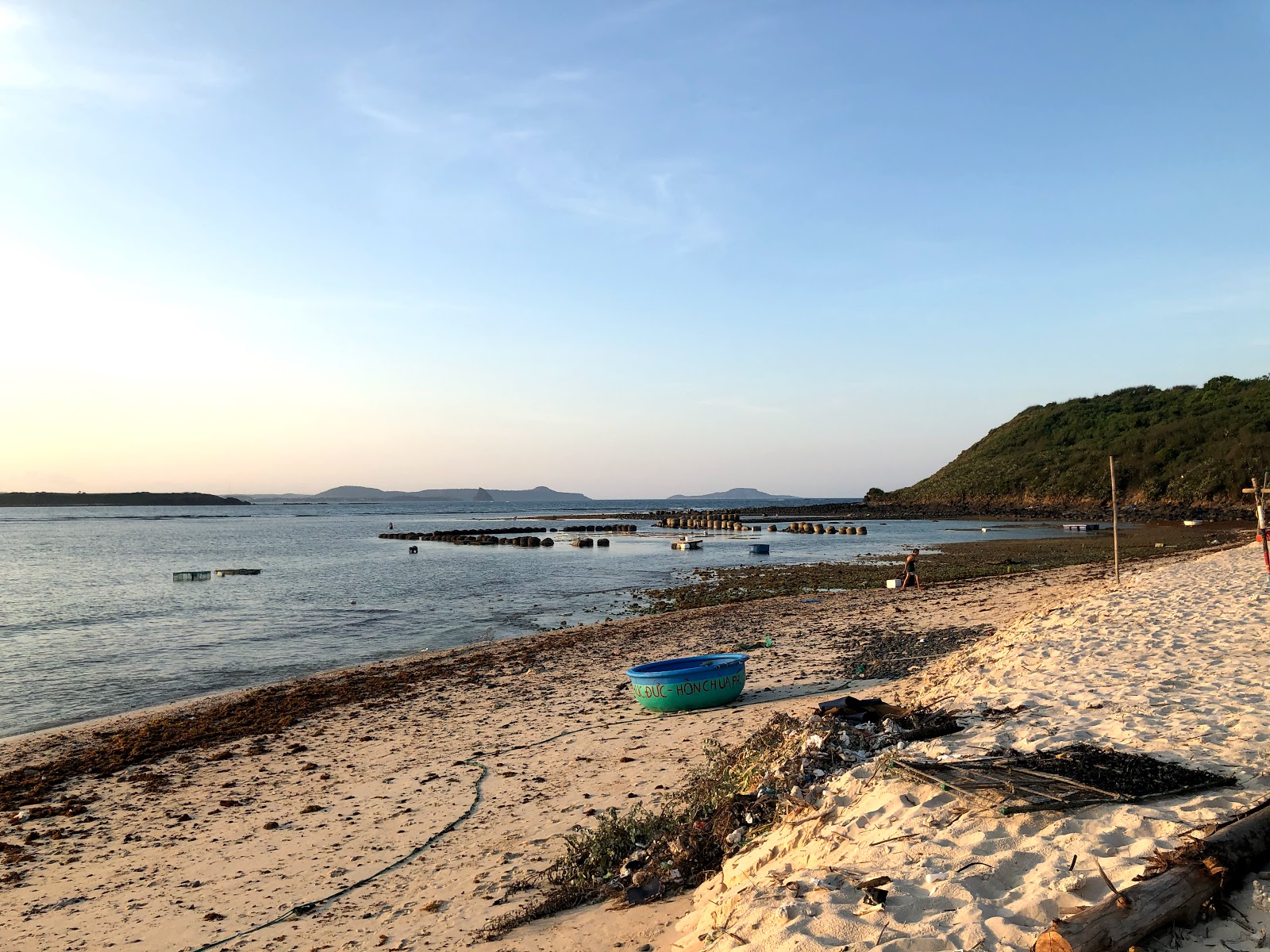Photo de Hon Chua Beach avec un niveau de propreté de partiellement propre