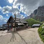 Photo n°10 de l'avis de Riccardo.o fait le 08/07/2023 à 17:31 sur le  Rifugio Friedrich August à Campitello di Fassa
