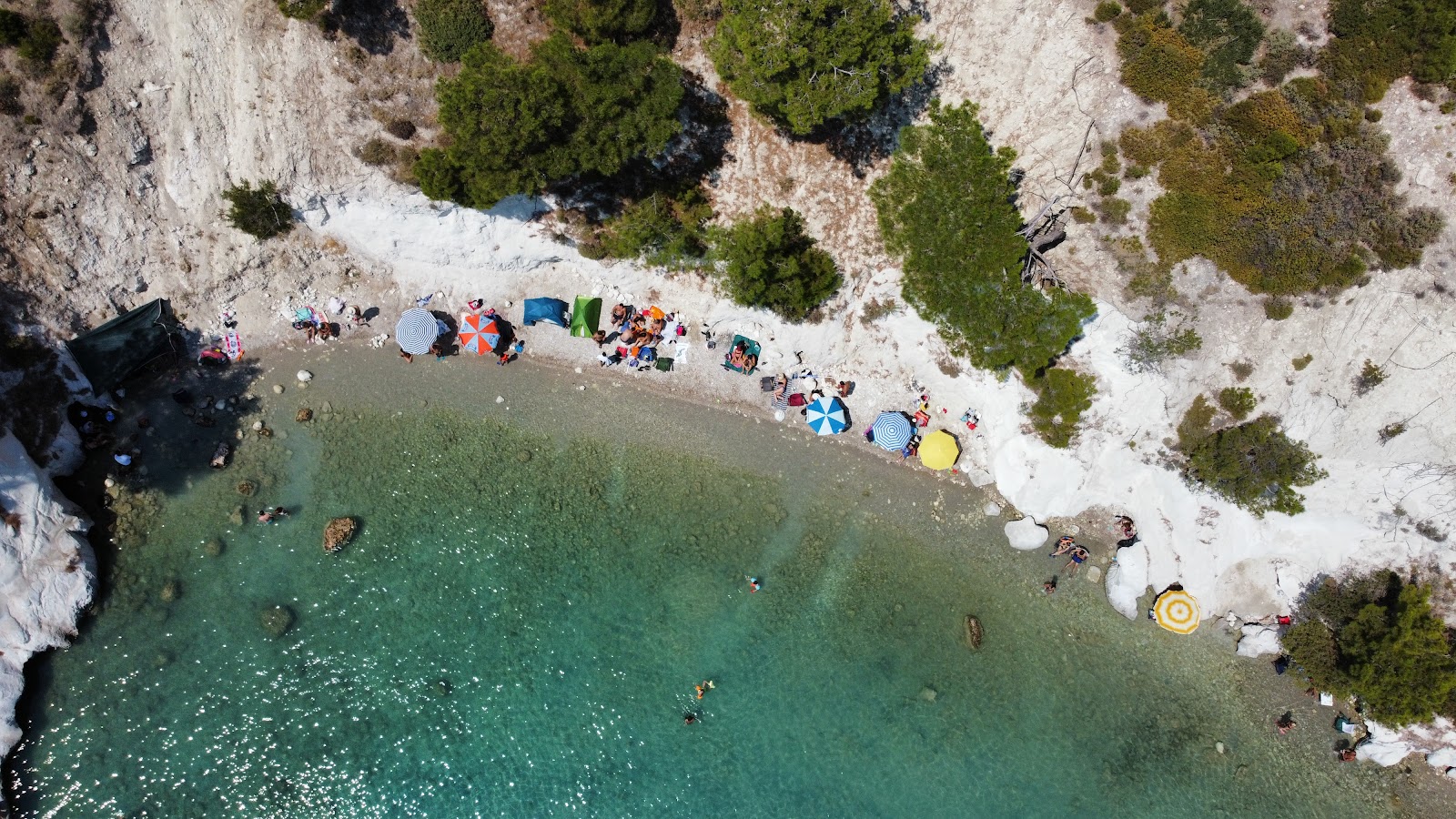 Beyaz Kayalar Plaji'in fotoğrafı dağlarla çevrili