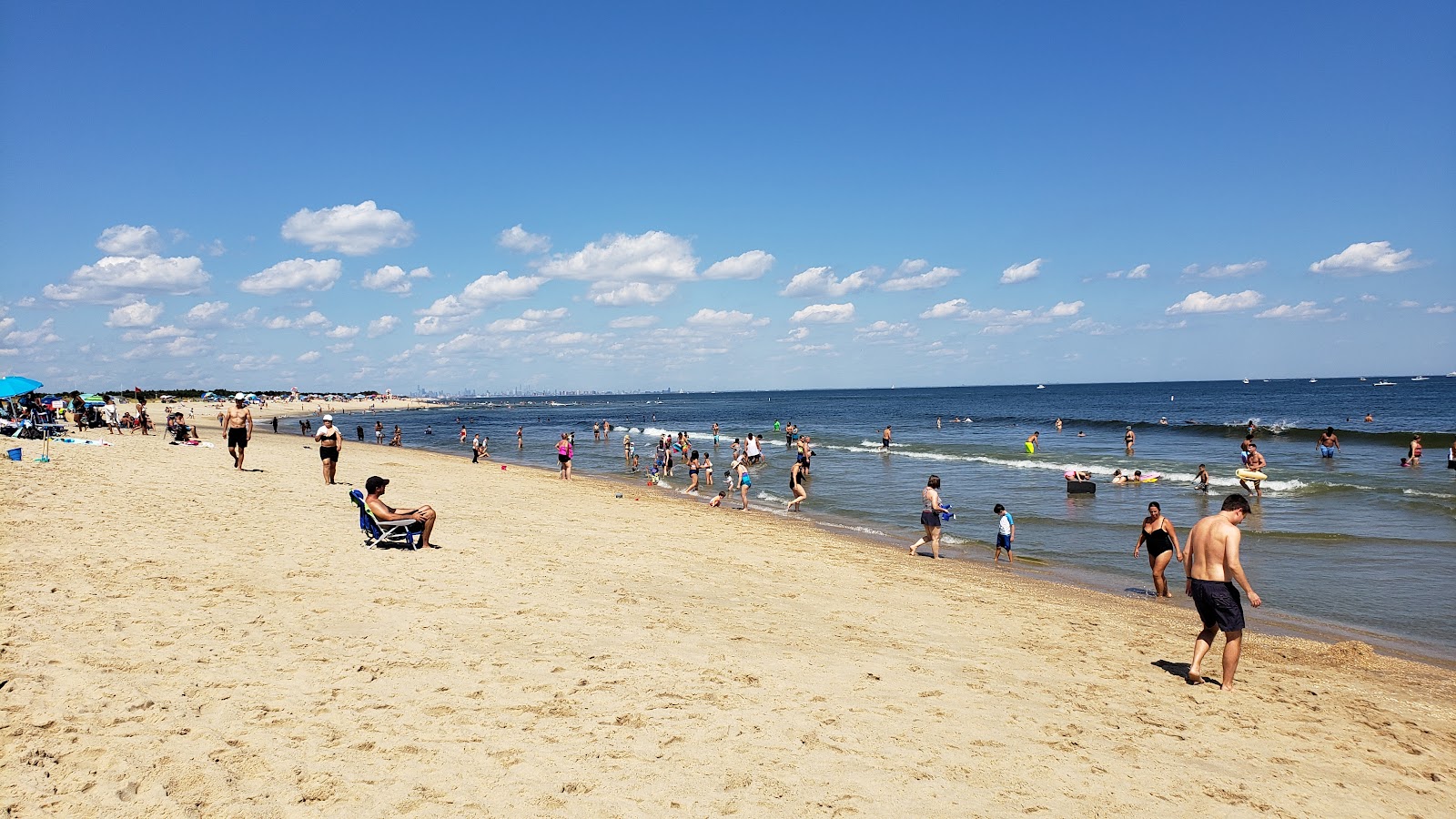 New Jersey Beach的照片 带有明亮的沙子表面