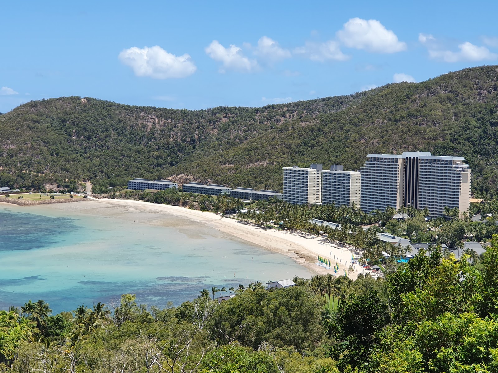 Foto von Catseye Strand umgeben von Bergen