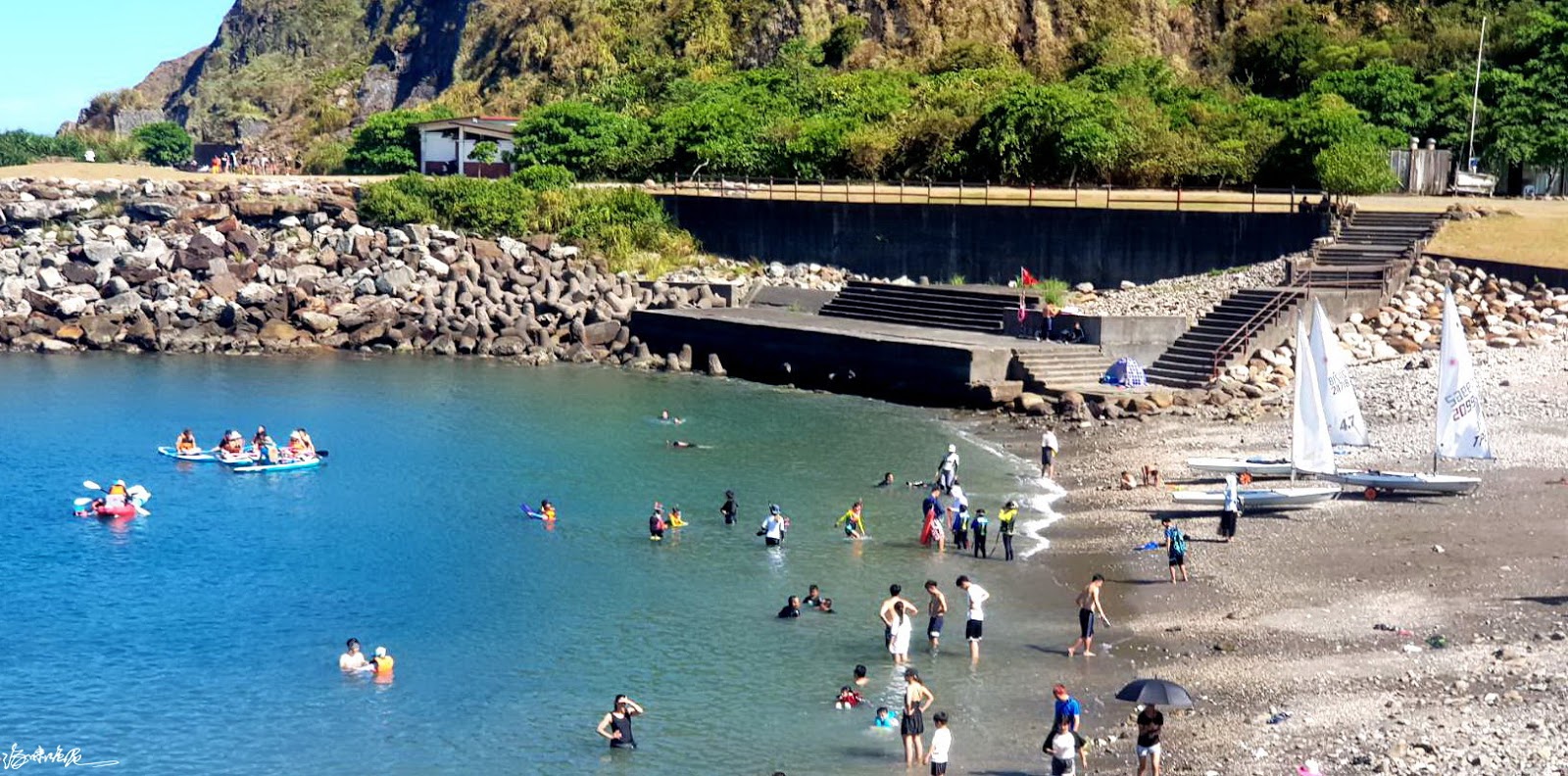 Foto di Cape Tofu beach circondato da montagne