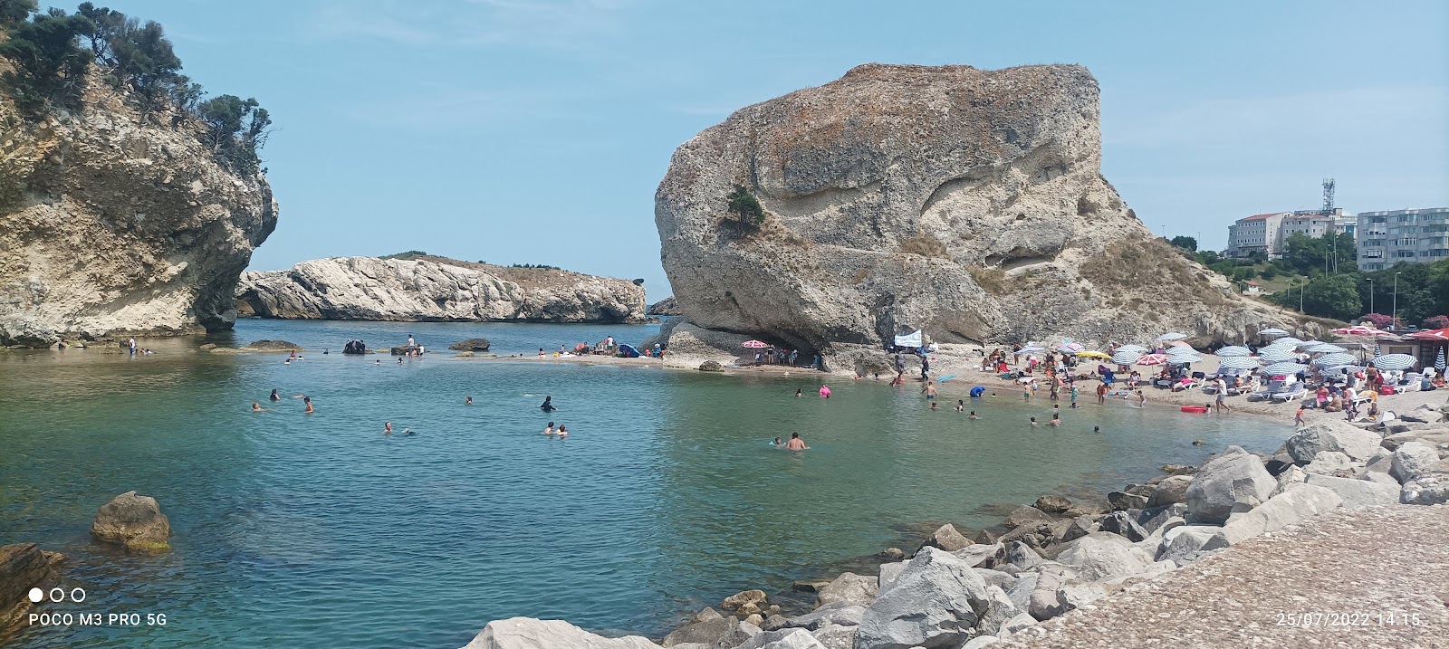 Foto de Sile Central Beach con arena brillante y rocas superficie