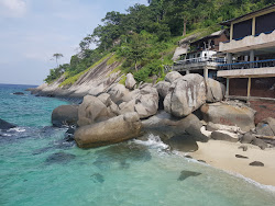Lanting Beach Resort'in fotoğrafı geniş bir kıyı şeridi ile birlikte
