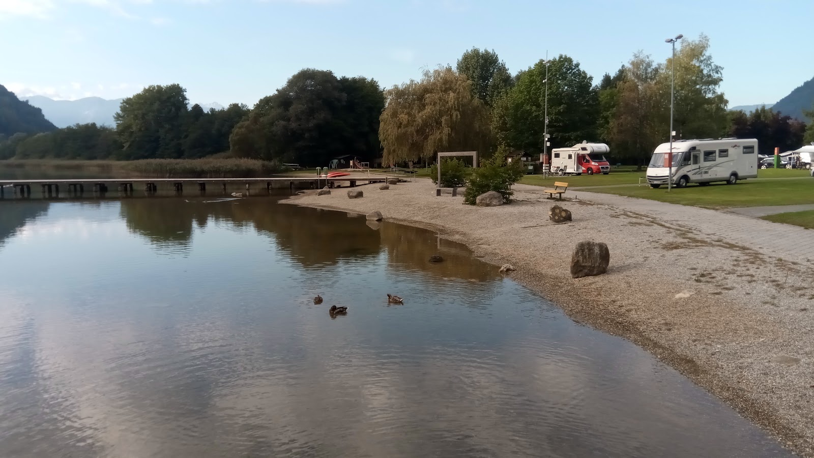 Valokuva Seebad Ossiacher Seeista. sisältäen suora ranta