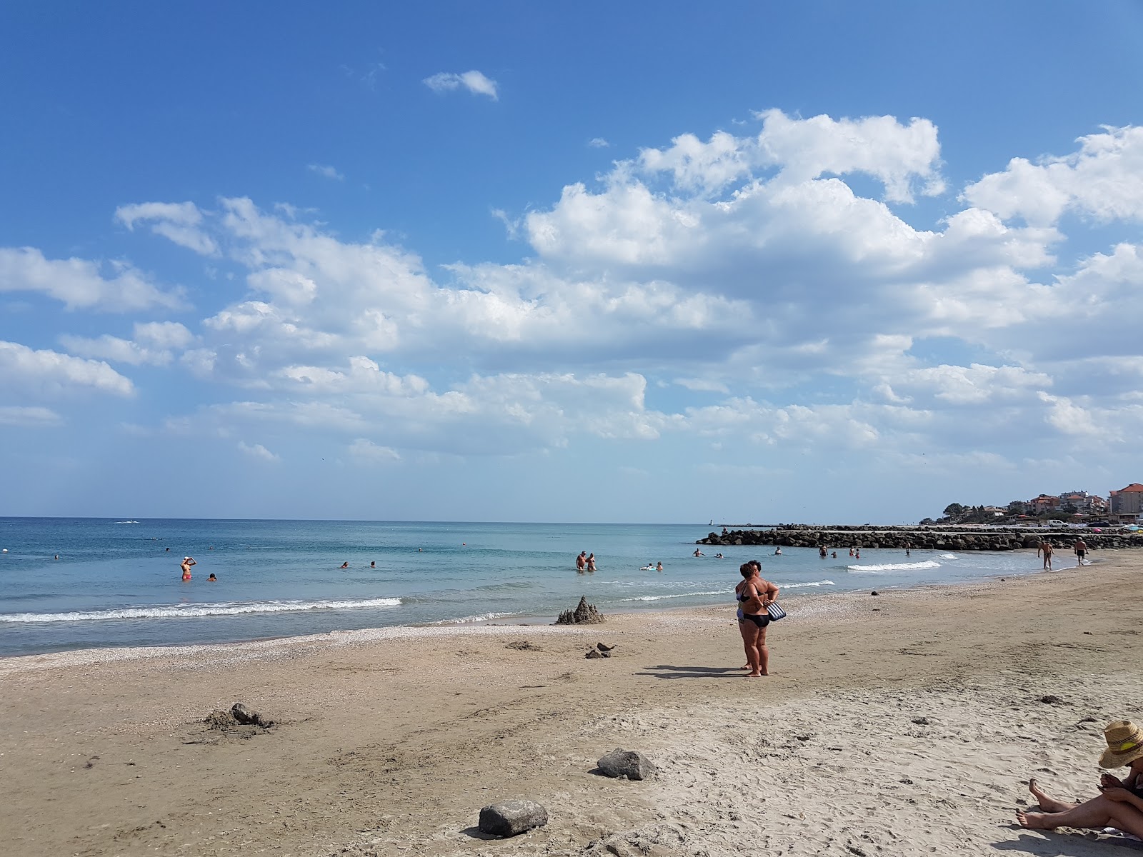 Photo de Pomorie beach avec plusieurs baies spacieuses