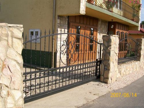 Nyitvatartás: Gönczi-M Bt. Kovácsoltvas kerítés, minimál stílusú kerítés, kovácsoltvas korlát, kovácsoltvas kapu , kovácsoltvas rács