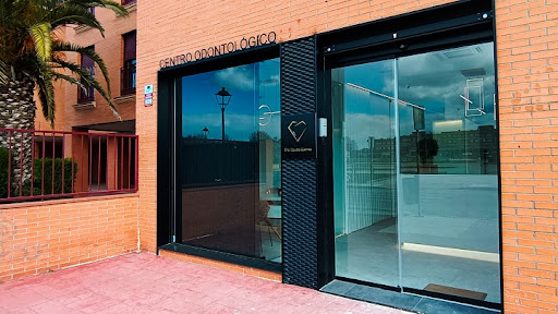 Centro odontológico by Claudia Guëmes en Humanes de Madrid, Madrid