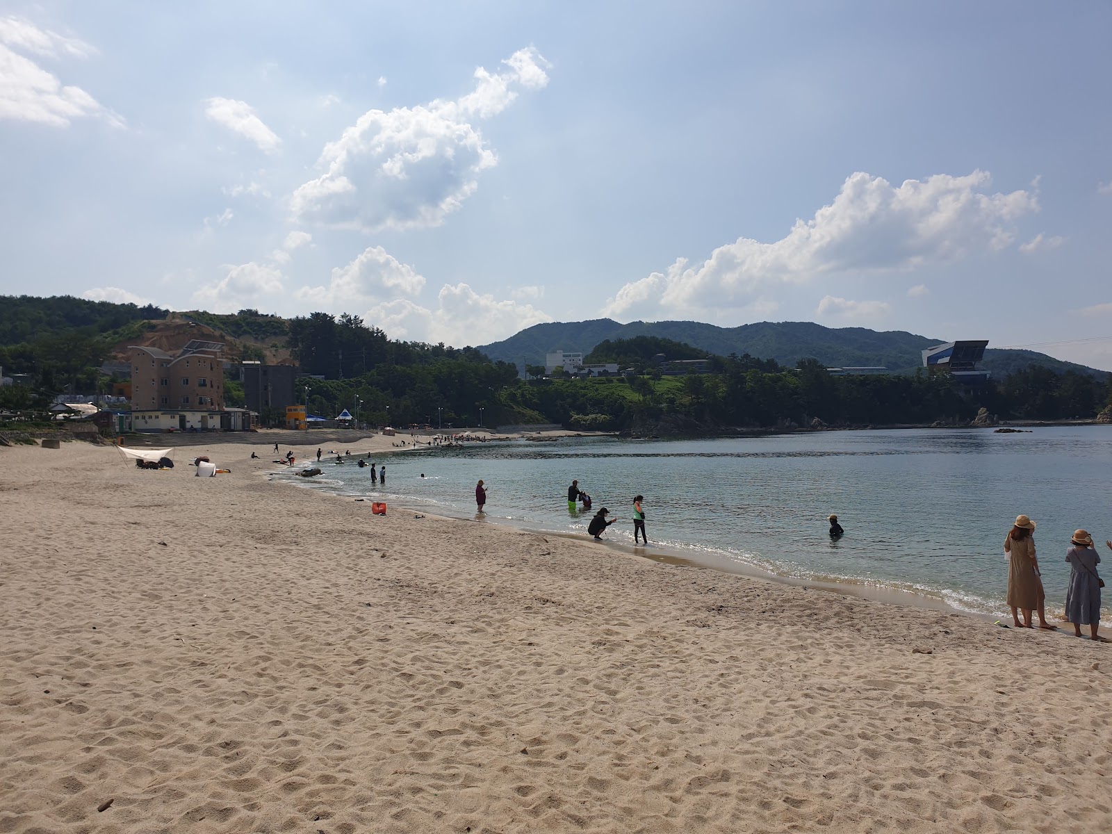 Photo of Jangho Beach and the settlement