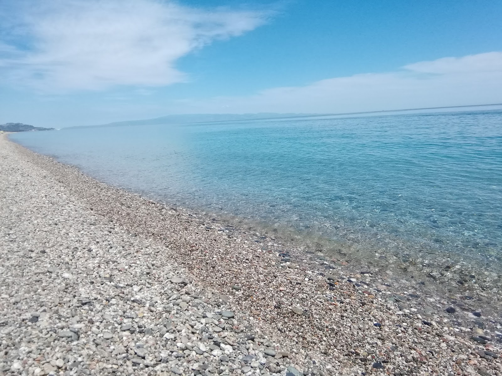 Spiaggia Fondachello的照片 带有碧绿色纯水表面