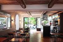 Atmosphère du Restaurant français Restaurant Pétrarque et Laure à Fontaine-de-Vaucluse - n°5