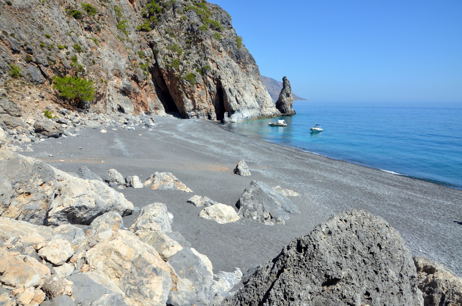 Foto av Monk beach med grå fin sten yta