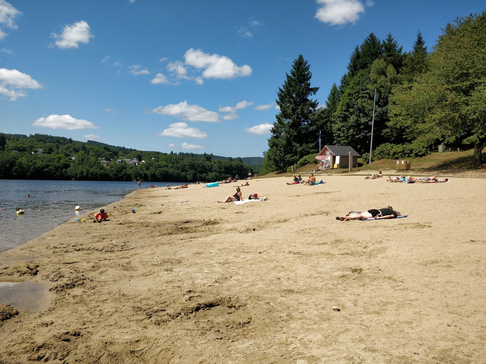 Plage du Lac de Sechemailles'in fotoğrafı düz bir kıyı şeridi ile birlikte