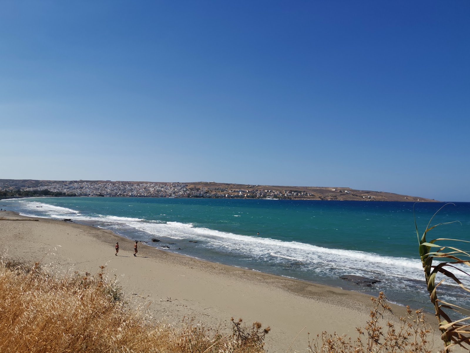 Foto van Petras beach met beige kiezelstenen oppervlakte