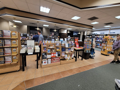Book Store «Barnes and Noble», reviews and photos, 2500 N Mayfair Rd, Milwaukee, WI 53226, USA