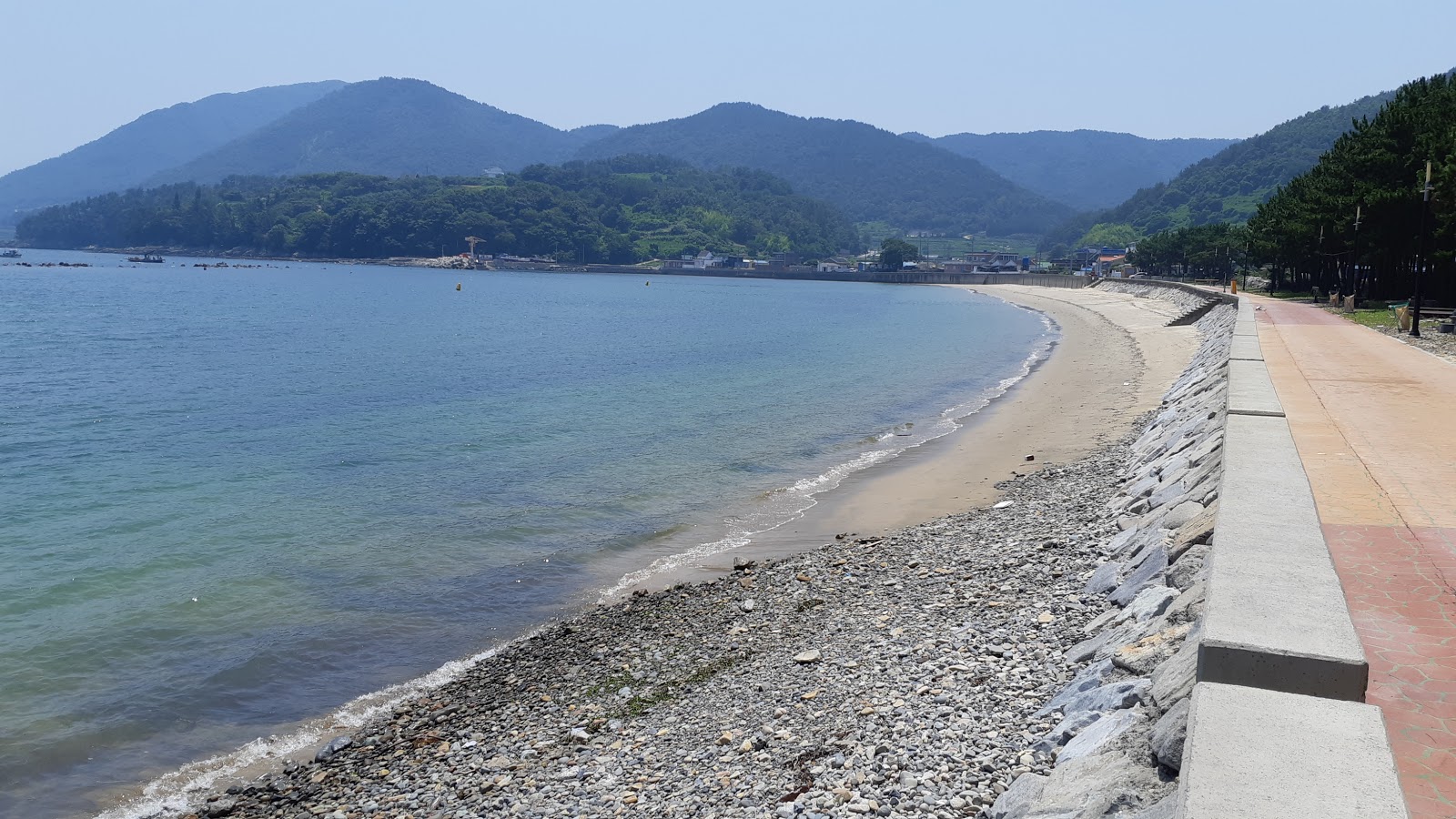 Φωτογραφία του Wolpo Dugok Beach με επίπεδο καθαριότητας πολύ καθαρό