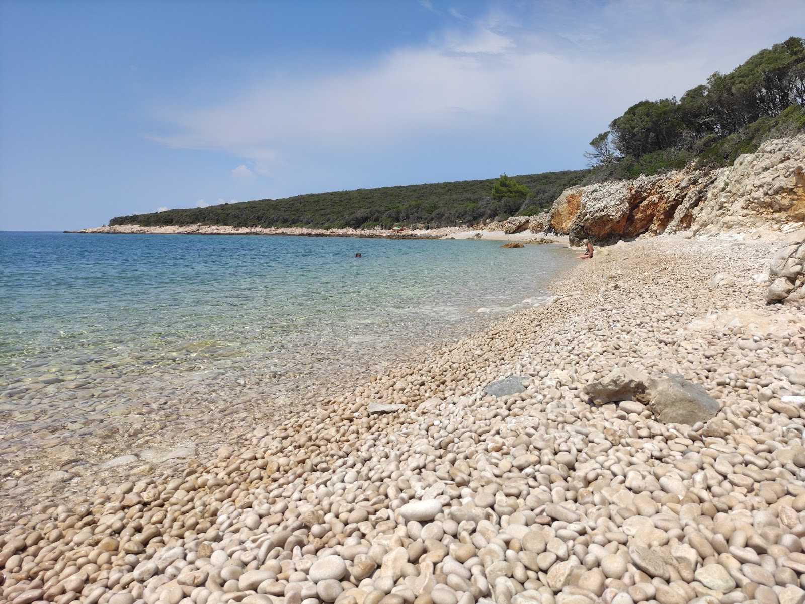 Φωτογραφία του Slatina beach υποστηρίζεται από βράχους