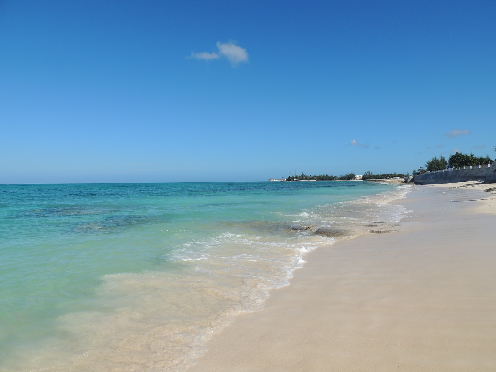 Foto di West Bay Street beach e l'insediamento