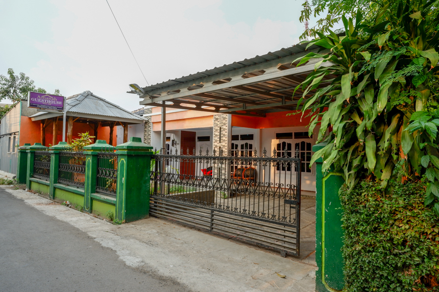 RedDoorz Syariah Plus near Tugu Poci Slawi