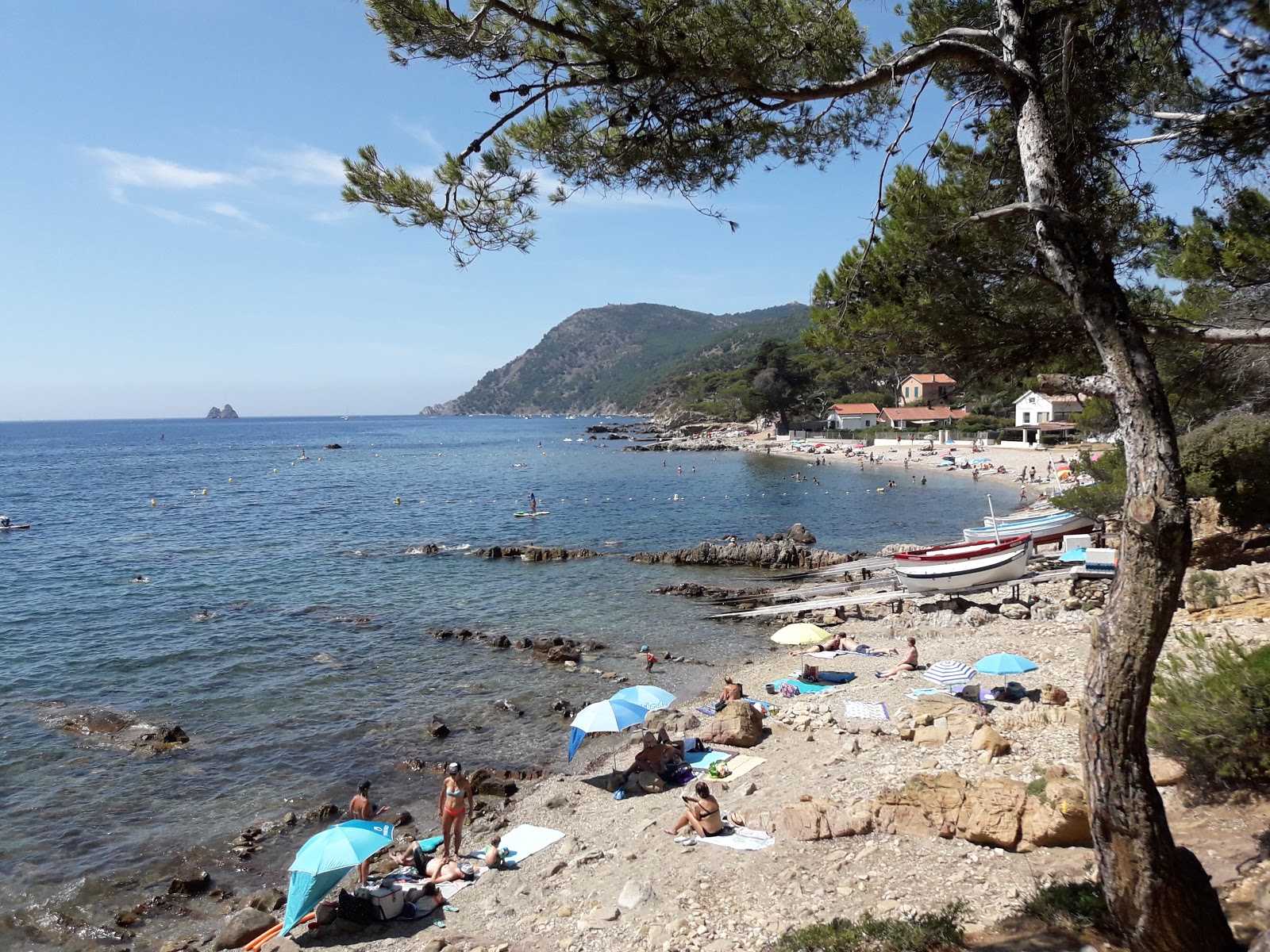 Photo de Plage de la Vernette avec sable brun avec roches de surface