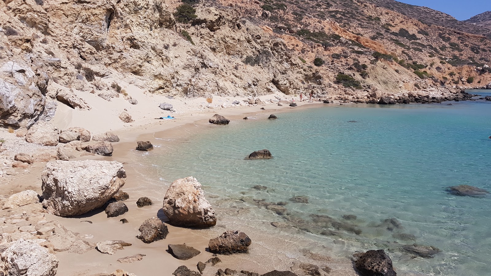 Zdjęcie Tati beach z powierzchnią brązowy piasek
