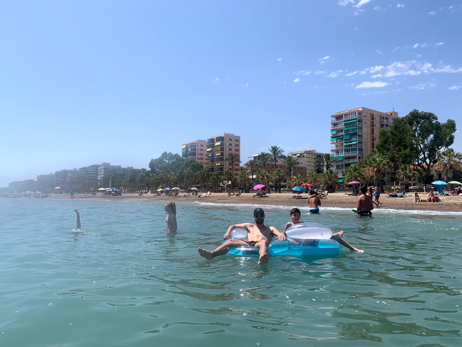 Foto von Platja Heliopolis und die siedlung