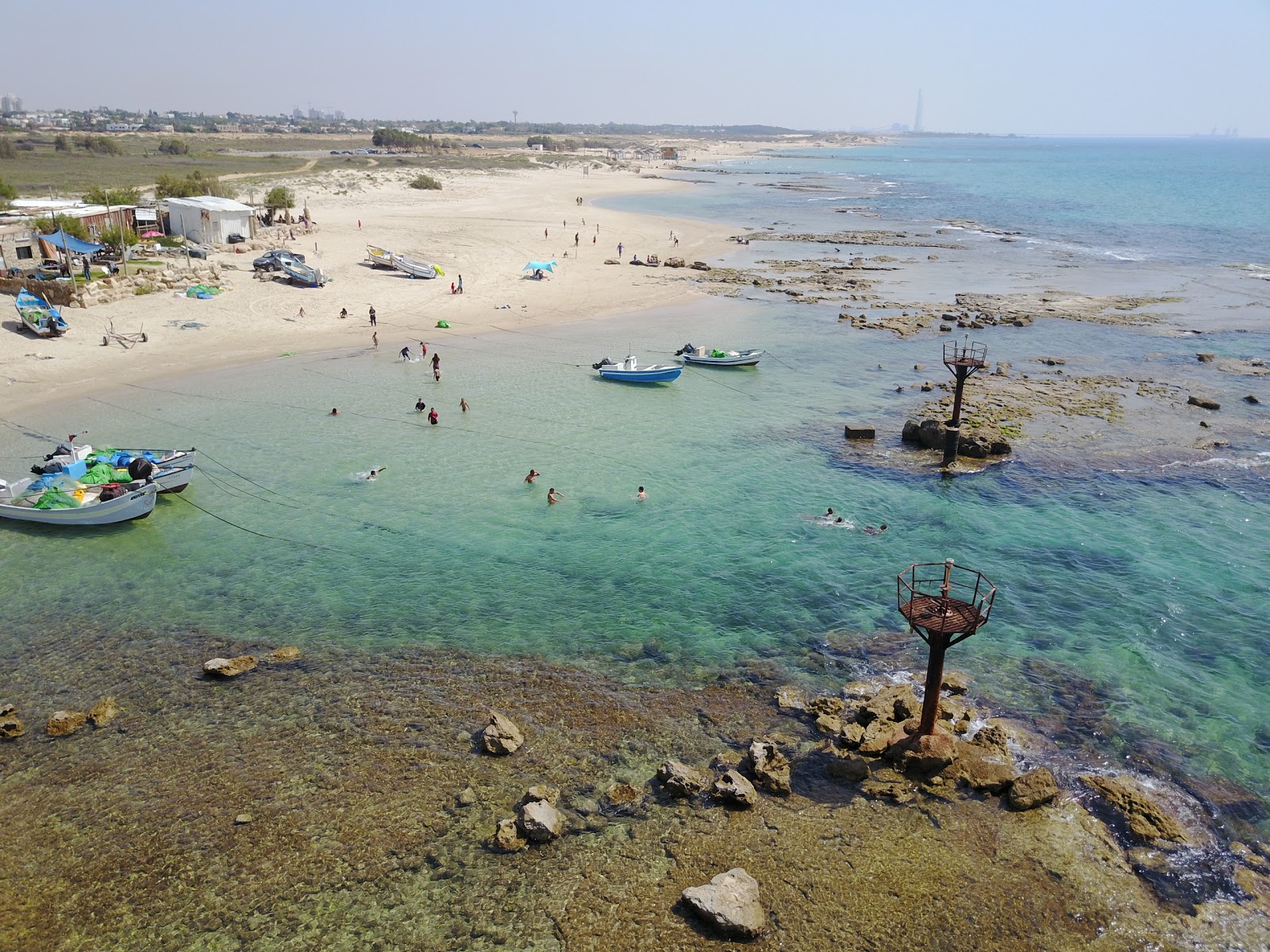 Foto von Musa fish beach mit beiger sand Oberfläche